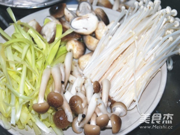 Steamed Leek with Mushrooms and Garlic recipe