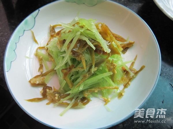 Sour Pepper Mixed with Shredded Lettuce recipe