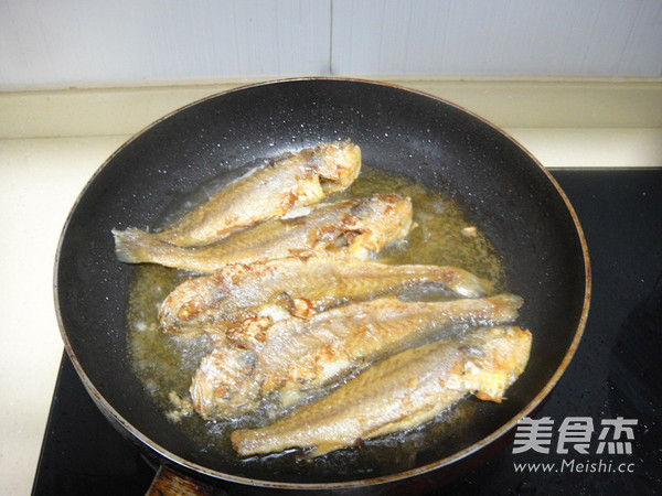 Sweet and Sour Yellow Croaker recipe