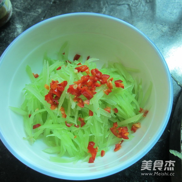 Shredded Lettuce with Hot Pepper recipe