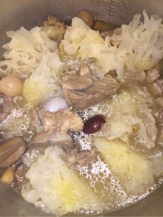 Snow Fungus Pork Bone Soup recipe