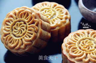 Mid-autumn Festival, The Sweet "moon" Warms People's Hearts-single Yellow and White Lotus Paste Moon Cake recipe