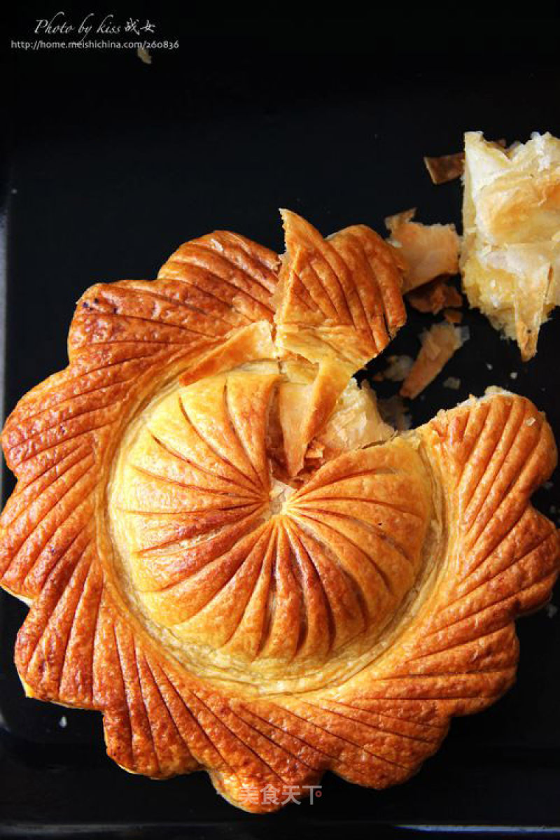 French Dessert: Fragrant and Crispy---almond Crown Pie (pithiviers)