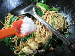 Fried Noodles with Pork, Egg and Spinach recipe