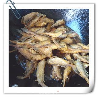 [trial Report on Making Healthy Life Xinhe Seasoning Gift Box with Heart]——sauce-flavored Small Crucian Head Fish recipe