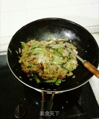 Fried Hor Fun with Red Intestine and Egg recipe