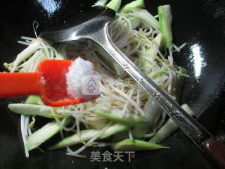 Loofah Stir-fried Mung Bean Sprouts recipe