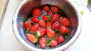 Ling Han Alone, Charming and Charming-plum Fragrant Strawberry Mousse recipe