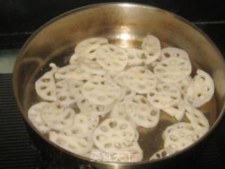 Fried Lotus Root Slices with Green Garlic and Black Fungus recipe