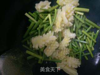 Stir-fried Eye Fish Flower with Garlic Sprouts recipe