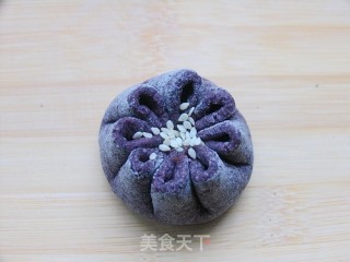 Nutritious Breakfast-black Rice Bean Paste Chrysanthemum Buns recipe