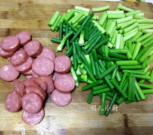 Stir-fried Garlic with Red Sausage recipe