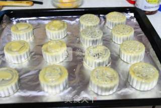 Cantonese Egg Yolk Mooncake recipe