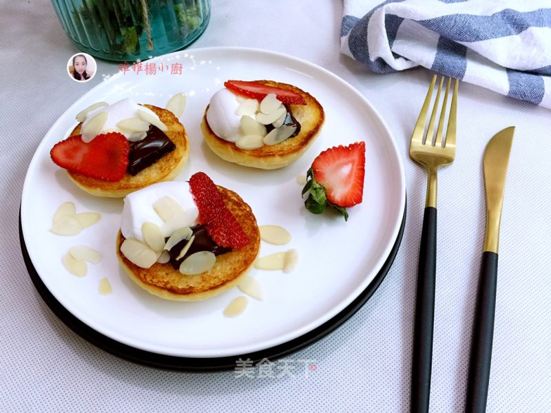 Chocolate Strawberry Marshmallow Sandwich recipe