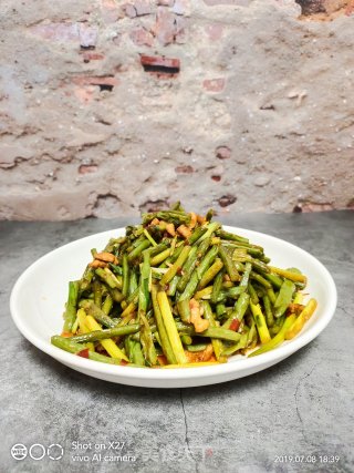 Stir-fried Garlic Sprouts with Sliced Pork recipe