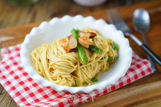 Braised Noodles with Seafood and Beans recipe