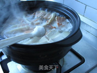 Stewed Salmon Bone with White Jade Mushroom recipe