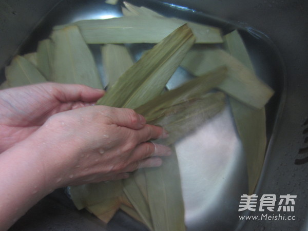 Steamed Chicken Wings with Zongzi Leaves recipe