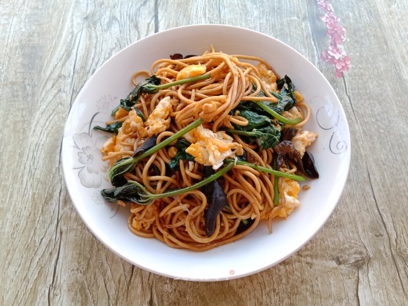 Stir-fried Dry Noodles with Fungus and Potato Leaves recipe