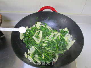 #春食野菜香# Fried Bamboo Shoots with Wolfberry Leaves recipe