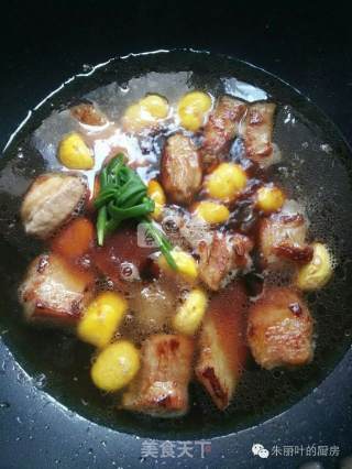 A Pot of Savory Chestnut Roast Pork recipe