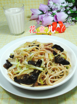Fried Noodles with Black Fungus, Pork and Leek Sprouts