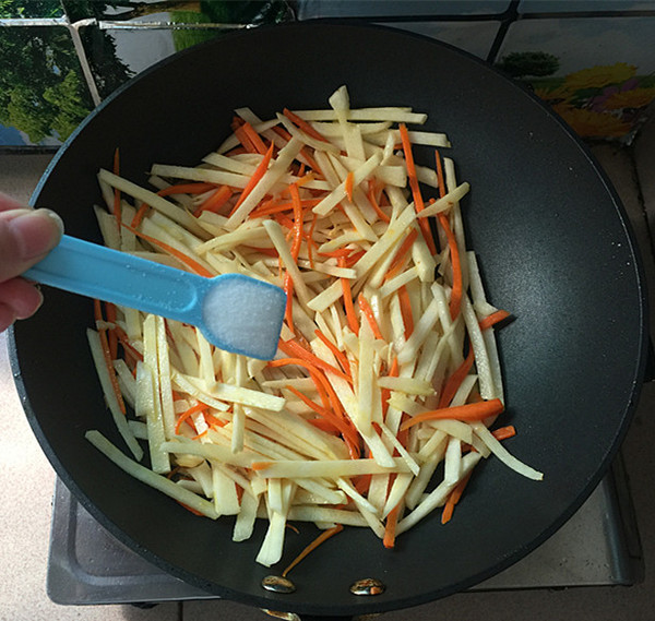 Stir-fried Cold Potato with Chopped Pepper and Shredded Pork recipe