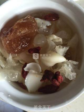 Peach Gum and Tremella Soup recipe