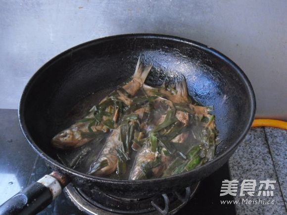 Grilled Seasonal Flower Fish with Scallions recipe