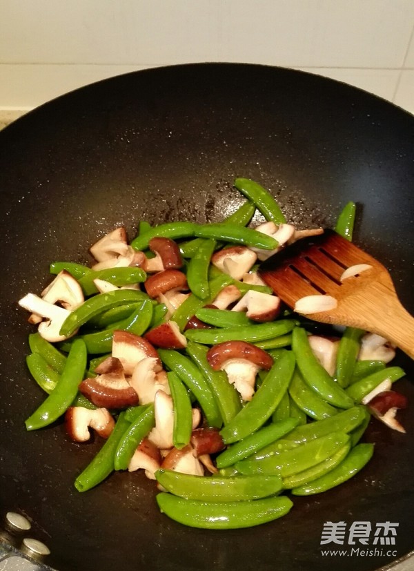 Stir-fried Sweet Beans with Shiitake Mushrooms recipe