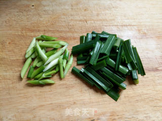 Stir-fried Green Pepper and Garlic Sprouts with Dace in Black Bean Sauce recipe