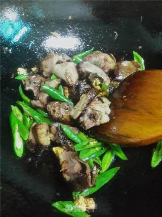 Stir-fried Duck with Green Pepper recipe