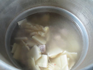 Winter Bamboo Shoots and Keel Soup with Pickled Vegetables recipe