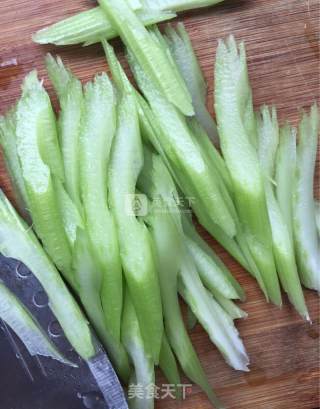 Stir-fried Pork with Celery and Fungus recipe