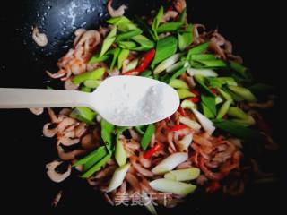 Fried Small River Prawns with Garlic Sprouts recipe