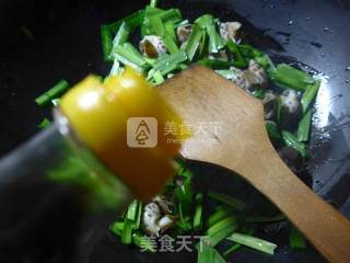 Stir-fried Snails with Chives recipe