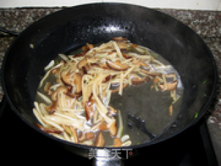 Zhejiang Snacks Fried Noodles with Mushrooms recipe