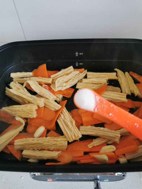 Fried Yuba with Carrots recipe