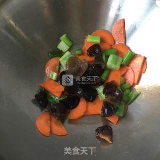 Simple Stir-fried Leftovers-carrots and Black Fungus recipe