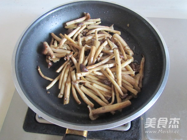 Stir-fried Beans with Tea Tree Mushroom recipe