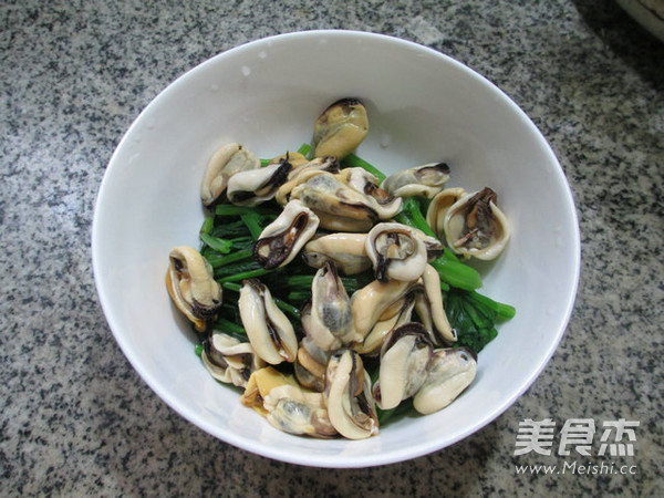 Spinach Mixed with Mussels recipe