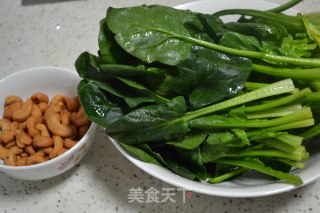 Spinach Mixed with Cashew Nuts recipe