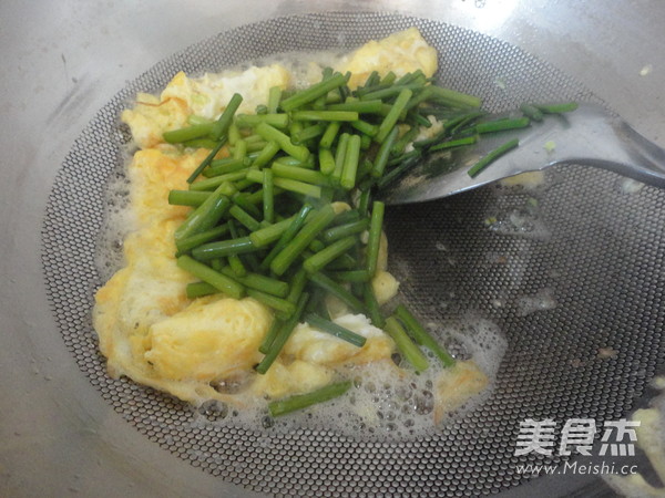 Scrambled Eggs with Chive Moss recipe