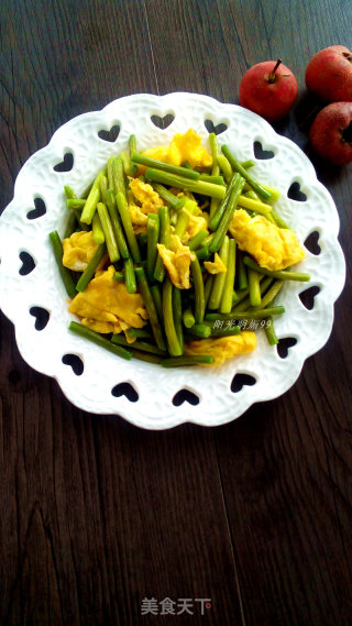 Scrambled Eggs with Garlic Stalks recipe