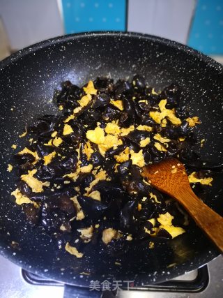 Scrambled Eggs with Fungus recipe