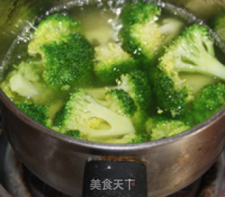 Kiwi Broccoli Fish Salad recipe