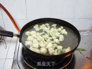 Stir-fried Shrimp Balls with Tomato and Cauliflower recipe
