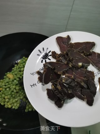 Stir-fried Peas with Corned Beef recipe