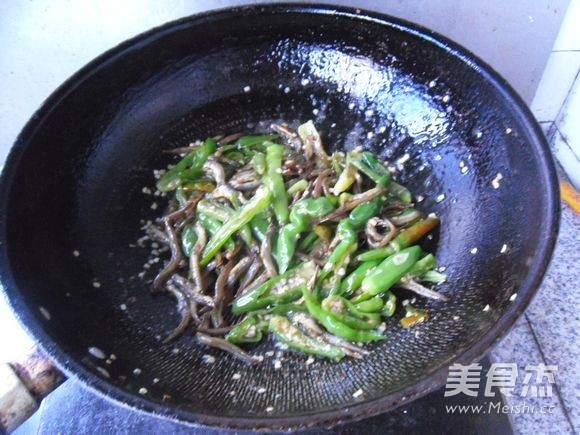 Stir-fried Dried Fish with Green Pepper recipe