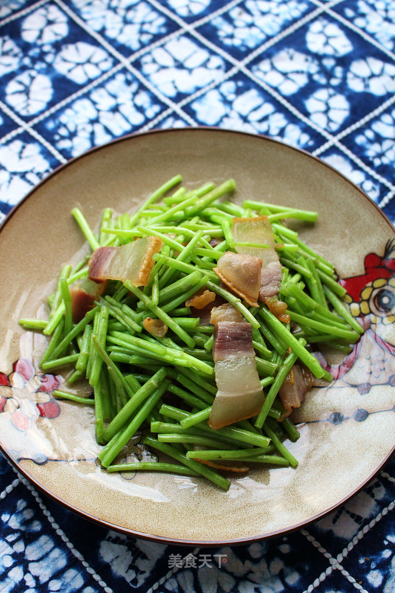 Stir-fried Bacon with Wormwood recipe